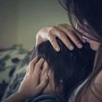 怎么在被窝里搞自己 被老男人开嫩苞受不了了*