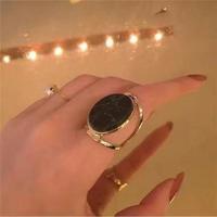 英语老师解开裙子坐我腿中间*（英语老师解开裙子坐我腿中间）