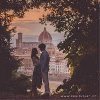 椅子上有木棒坐下去吃饭 *