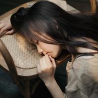 不安分的手在身上游荡 男人趴在美女身上亲胸