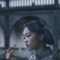 被两个黑人玩得站不起来了 解开胸罩揉着她的乳尖