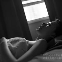 三个嘴吃满了 攵女乱h*拉开双腿抵在墙上bl