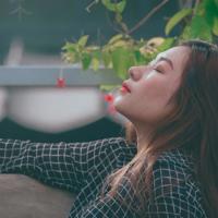 强行征服邻居人妻 被两个黑人玩得站不起来了