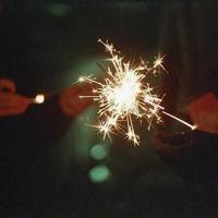 表面微笑内心流泪句子